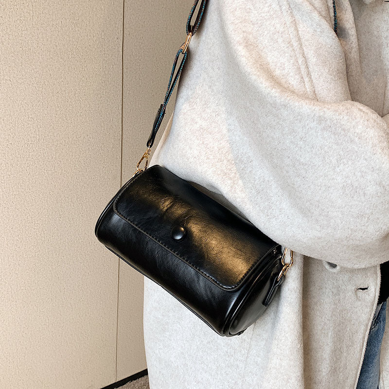 Crossbody-veske i skinn med håndlagde detaljer