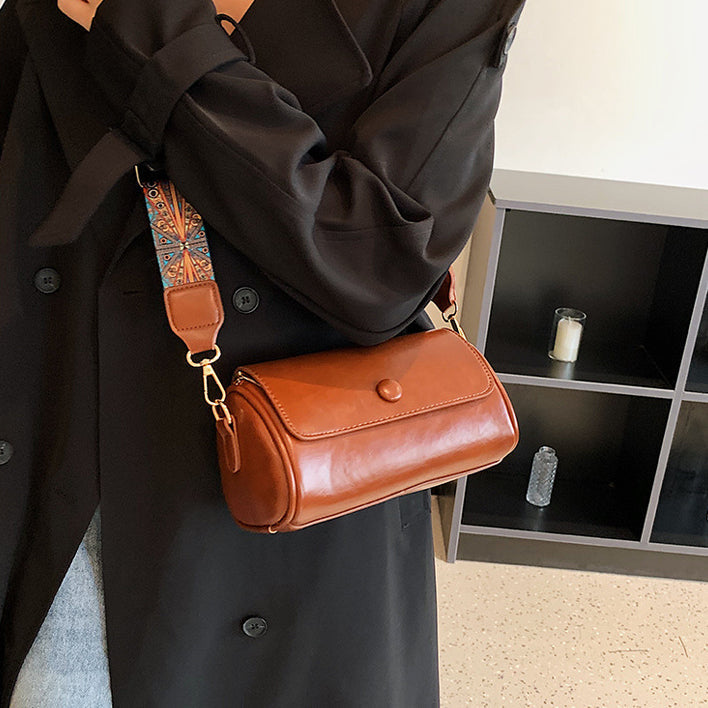 Crossbody-veske i skinn med håndlagde detaljer