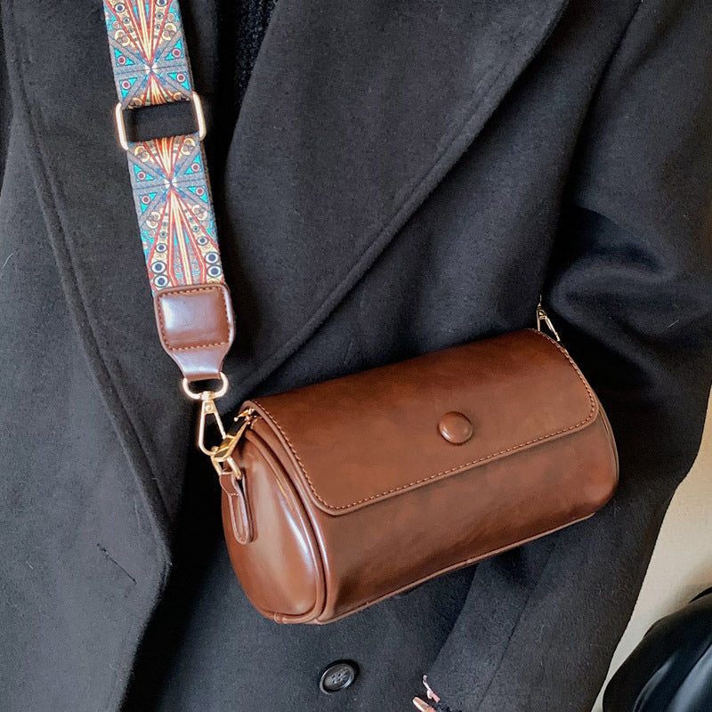 Crossbody-veske i skinn med håndlagde detaljer